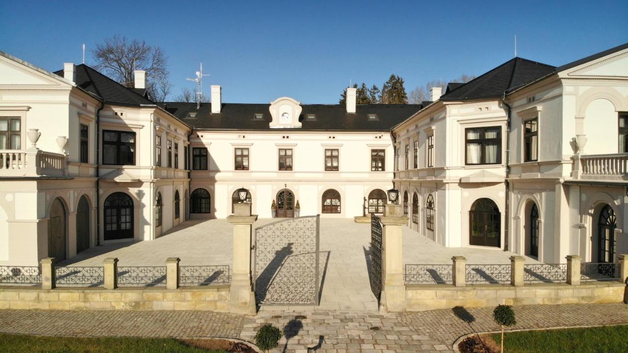 Zámek Wichterle - Hotel a pivní lázně Slavicin Exterior foto